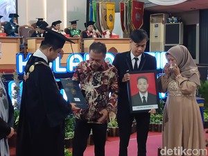 Haru Orang Tua Wakili Wisuda Anak Semata Wayangnya di UMP, Meninggal Sakit