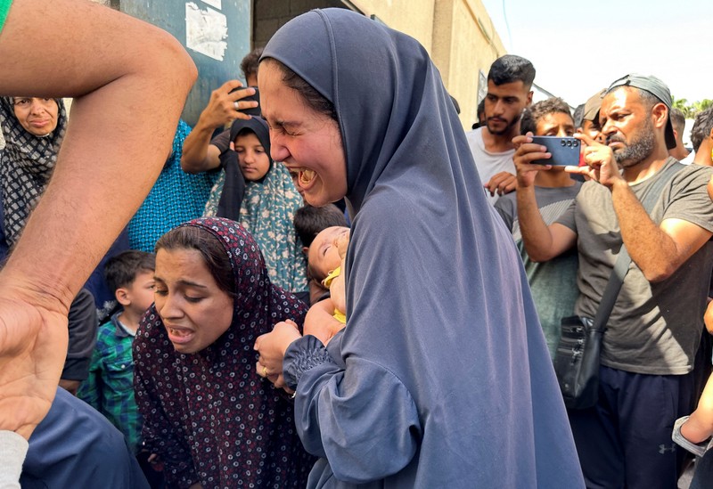 Asap mengepul menyusul serangan udara Israel, di tengah konflik Israel-Hamas, di kamp pengungsi Nuseirat, Jalur Gaza tengah, 8 Juni 2024. (REUTERS/Emad Abu Shawiesh)