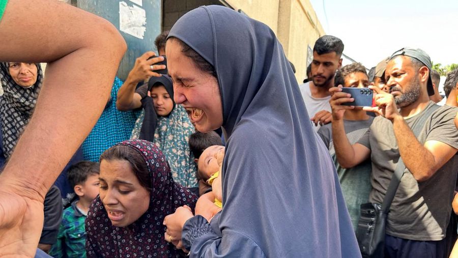 Asap mengepul menyusul serangan udara Israel, di tengah konflik Israel-Hamas, di kamp pengungsi Nuseirat, Jalur Gaza tengah, 8 Juni 2024. (REUTERS/Emad Abu Shawiesh)