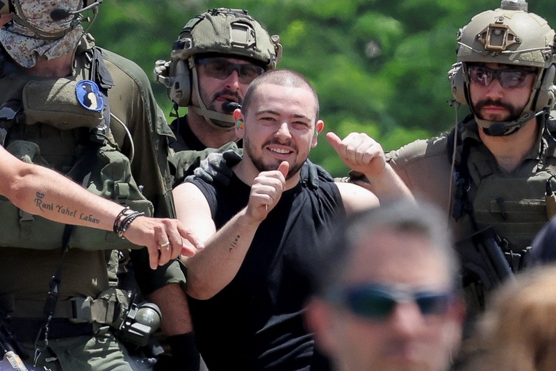 Andrey Kozlov, seorang sandera yang dibebaskan bereaksi, setelah militer mengatakan bahwa pasukan Israel telah menyelamatkan empat sandera hidup-hidup dari Jalur Gaza tengah pada hari Sabtu, di Ramat Gan, Israel 8 Juni 2024. Andrey Kozlov, seorang sandera yang dibebaskan bereaksi, setelah militer mengatakan bahwa pasukan Israel telah menyelamatkan empat sandera hidup-hidup dari Jalur Gaza tengah pada hari Sabtu, di Ramat Gan, Israel 8 Juni 2024. (REUTERS/Marko Djurica)