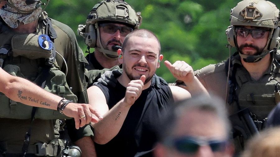 Andrey Kozlov, seorang sandera yang dibebaskan bereaksi, setelah militer mengatakan bahwa pasukan Israel telah menyelamatkan empat sandera hidup-hidup dari Jalur Gaza tengah pada hari Sabtu, di Ramat Gan, Israel 8 Juni 2024. (REUTERS/Marko Djurica)