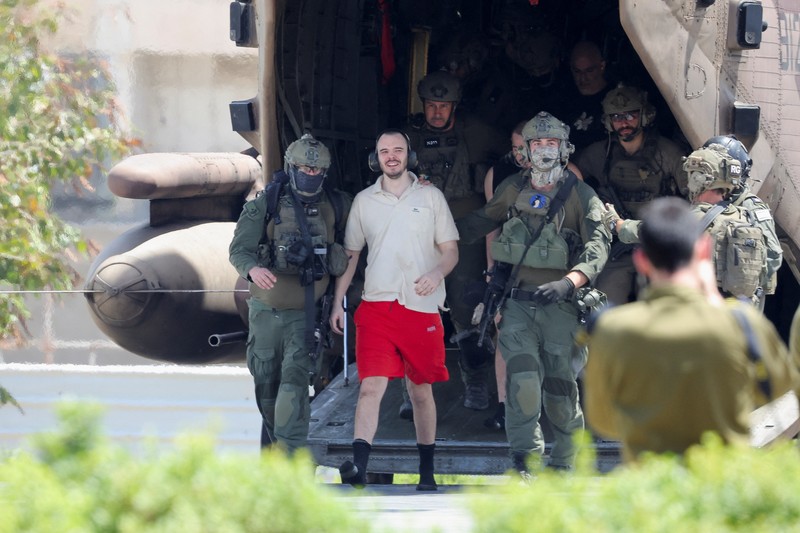 Andrey Kozlov, seorang sandera yang dibebaskan bereaksi, setelah militer mengatakan bahwa pasukan Israel telah menyelamatkan empat sandera hidup-hidup dari Jalur Gaza tengah pada hari Sabtu, di Ramat Gan, Israel 8 Juni 2024. (REUTERS/Marko Djurica)