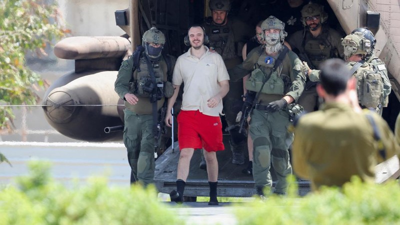 Andrey Kozlov, seorang sandera yang dibebaskan bereaksi, setelah militer mengatakan bahwa pasukan Israel telah menyelamatkan empat sandera hidup-hidup dari Jalur Gaza tengah pada hari Sabtu, di Ramat Gan, Israel 8 Juni 2024. (REUTERS/Marko Djurica)