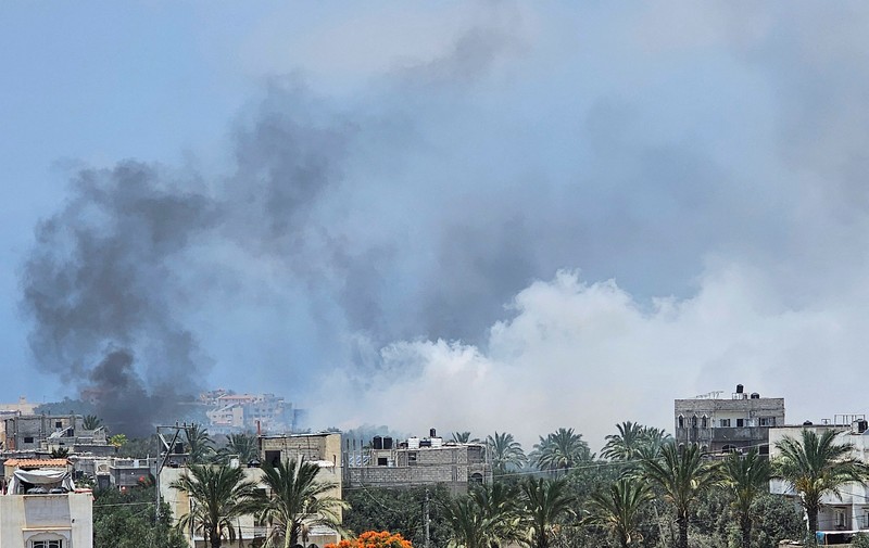 Asap mengepul menyusul serangan udara Israel, di tengah konflik Israel-Hamas, di kamp pengungsi Nuseirat, Jalur Gaza tengah, 8 Juni 2024. Asap mengepul menyusul serangan udara Israel, di tengah konflik Israel-Hamas, di kamp pengungsi Nuseirat, Jalur Gaza tengah, 8 Juni 2024. (REUTERS/Emad Abu Shawiesh)