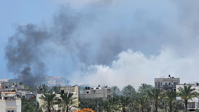 Asap mengepul menyusul serangan udara Israel, di tengah konflik Israel-Hamas, di kamp pengungsi Nuseirat, Jalur Gaza tengah, 8 Juni 2024. (REUTERS/Emad Abu Shawiesh)
