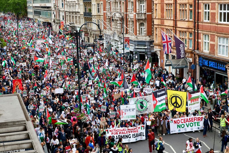 Demonstran pro-Palestina melakukan protes di tengah konflik Israel-Hamas, di London, Inggris 8 Juni 2024. (REUTERS/Yann Tessier)