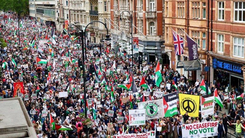Demonstran pro-Palestina melakukan protes di tengah konflik Israel-Hamas, di London, Inggris 8 Juni 2024. (REUTERS/Yann Tessier)
