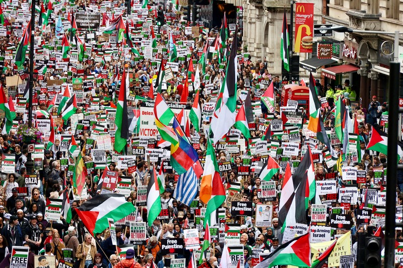 Demonstran pro-Palestina melakukan protes di tengah konflik Israel-Hamas, di London, Inggris 8 Juni 2024. Demonstran pro-Palestina melakukan protes di tengah konflik Israel-Hamas, di London, Inggris 8 Juni 2024. (REUTERS/Yann Tessier)