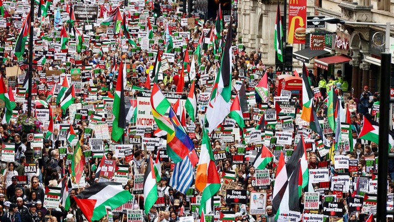 Demonstran pro-Palestina melakukan protes di tengah konflik Israel-Hamas, di London, Inggris 8 Juni 2024. (REUTERS/Yann Tessier)