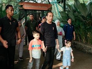 Momen Jokowi dan Iriana Ajak Cucu Tamasya ke TMII