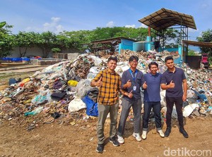 Cerita 7 Pemuda Bandung Rela Nyebur Atasi Sampah Anak Sungai Citarum