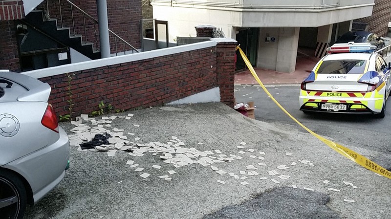 Sebuah balon yang membawa berbagai benda termasuk sampah, yang diyakini dikirim oleh Korea Utara, terlihat di laut lepas Incheon, Korea Selatan, 9 Juni 2024. Sebuah balon yang membawa berbagai benda termasuk sampah, yang diyakini dikirim oleh Korea Utara, terlihat di laut lepas Incheon, Korea Selatan, 9 Juni 2024. (Yonhap via REUTERS)