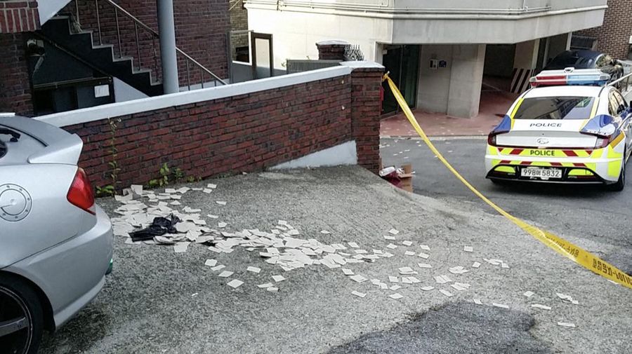 Sebuah balon yang membawa berbagai benda termasuk sampah, yang diyakini dikirim oleh Korea Utara, terlihat di laut lepas Incheon, Korea Selatan, 9 Juni 2024. (Yonhap via REUTERS)