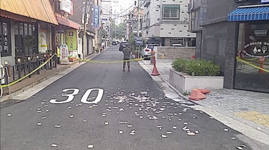 Korea Utara kembali mengirimkan balon-balon yang membawa sampah melintasi perbatasan ke Korea Selatan. (Tangkapan Layar Video Reuters/SOUTH KOREAN DEFENCE MINISTRY)