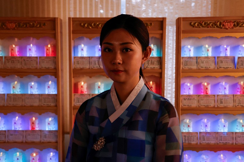 Lee Kyoung-hyun, dukun YouTuber populer, berpose untuk foto di salon dukunnya di Seoul, Korea Selatan, 13 Mei 2024. Lee Kyoung-hyun, dukun YouTuber populer, berpose untuk foto di salon dukunnya di Seoul, Korea Selatan, 13 Mei 2024. (REUTERS/Kim Soo-hyeon)