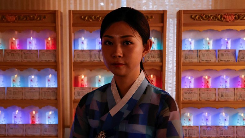 Lee Kyoung-hyun, dukun YouTuber populer, berpose untuk foto di salon dukunnya di Seoul, Korea Selatan, 13 Mei 2024. (REUTERS/Kim Soo-hyeon)