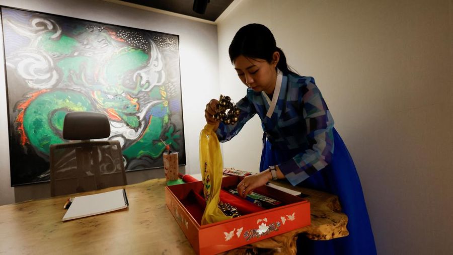 Lee Kyoung-hyun, dukun YouTuber populer, berpose untuk foto di salon dukunnya di Seoul, Korea Selatan, 13 Mei 2024. (REUTERS/Kim Soo-hyeon)