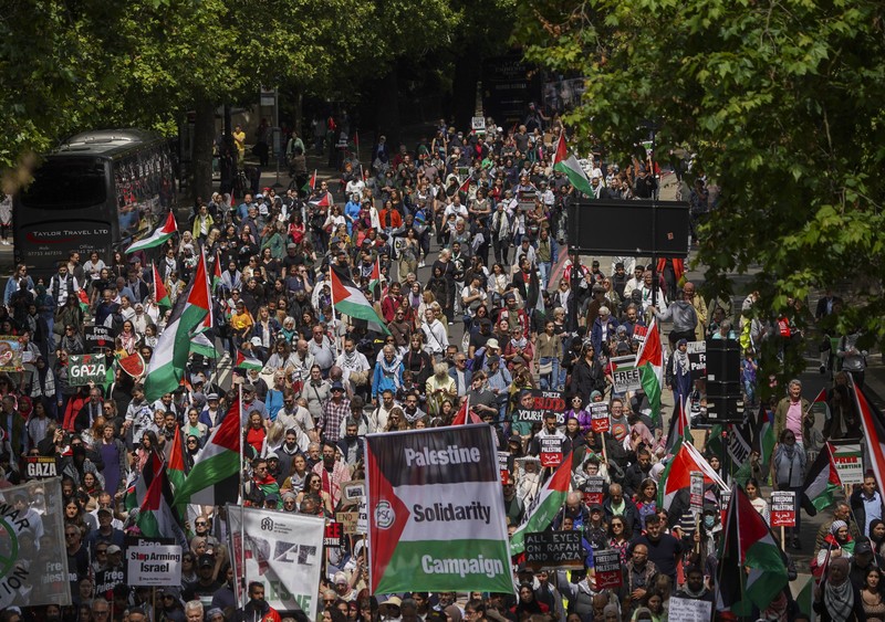 Demonstran pro-Palestina melakukan protes di tengah konflik Israel-Hamas, di London, Inggris 8 Juni 2024. Demonstran pro-Palestina melakukan protes di tengah konflik Israel-Hamas, di London, Inggris 8 Juni 2024. (REUTERS/Yann Tessier)