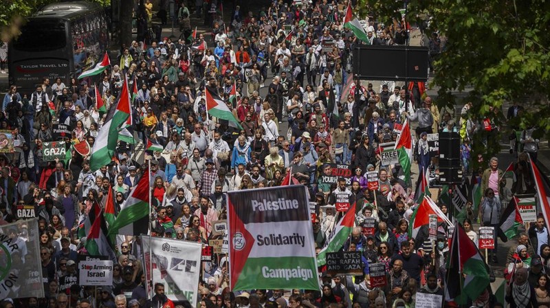 Demonstran pro-Palestina melakukan protes di tengah konflik Israel-Hamas, di London, Inggris 8 Juni 2024. (REUTERS/Yann Tessier)