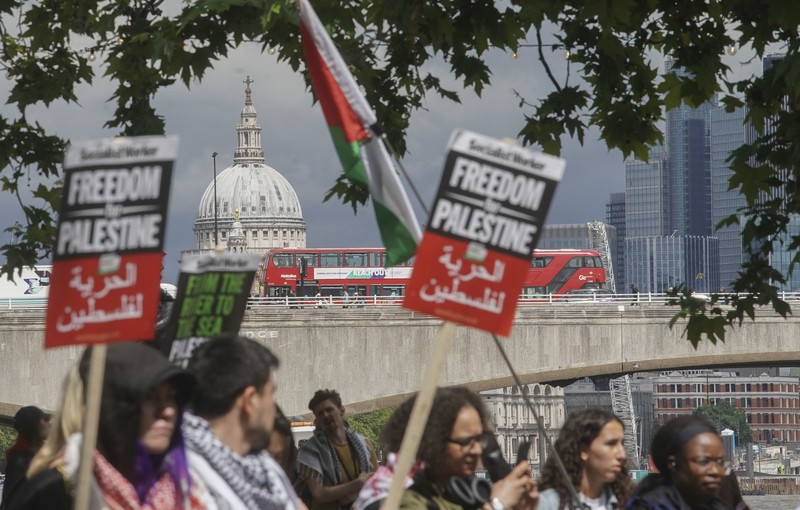 Demonstran pro-Palestina melakukan protes di tengah konflik Israel-Hamas, di London, Inggris 8 Juni 2024. Demonstran pro-Palestina melakukan protes di tengah konflik Israel-Hamas, di London, Inggris 8 Juni 2024. (REUTERS/Yann Tessier)