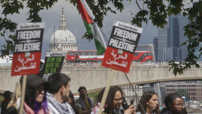 Demonstran pro-Palestina melakukan protes di tengah konflik Israel-Hamas, di London, Inggris 8 Juni 2024. (REUTERS/Yann Tessier)