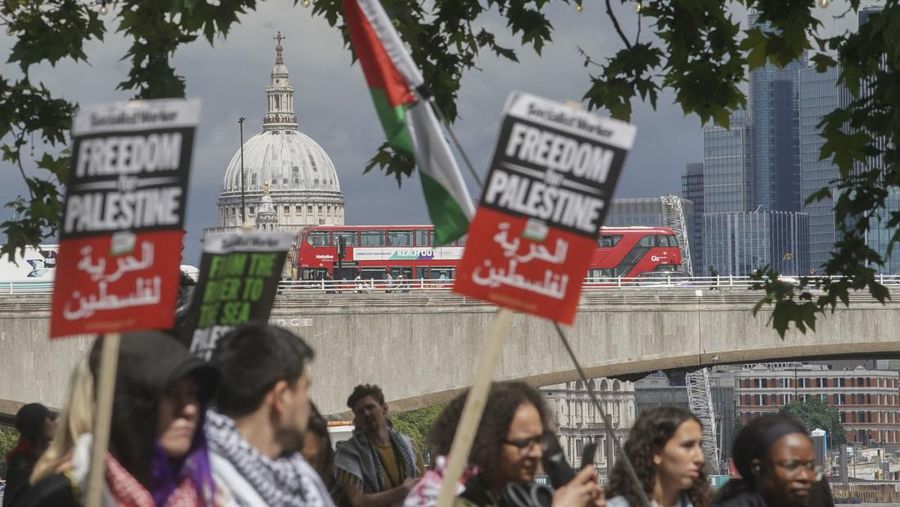 Masyarakat mengikuti demonstrasi nasional untuk Gaza dari Russell Square hingga Whitehall di London, Sabtu 8 Juni 2024. (Jeff Moore/PA via AP)