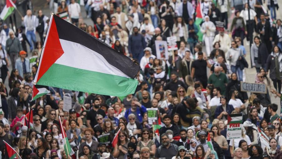 Demonstran pro-Palestina melakukan protes di tengah konflik Israel-Hamas, di London, Inggris 8 Juni 2024. (REUTERS/Yann Tessier)