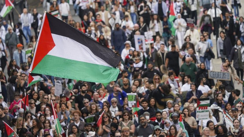 Demonstran pro-Palestina melakukan protes di tengah konflik Israel-Hamas, di London, Inggris 8 Juni 2024. (REUTERS/Yann Tessier)