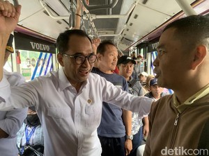 Menhub Budi Cek Halte dan Naik TransJ, Warga Minta Armada Diperbanyak