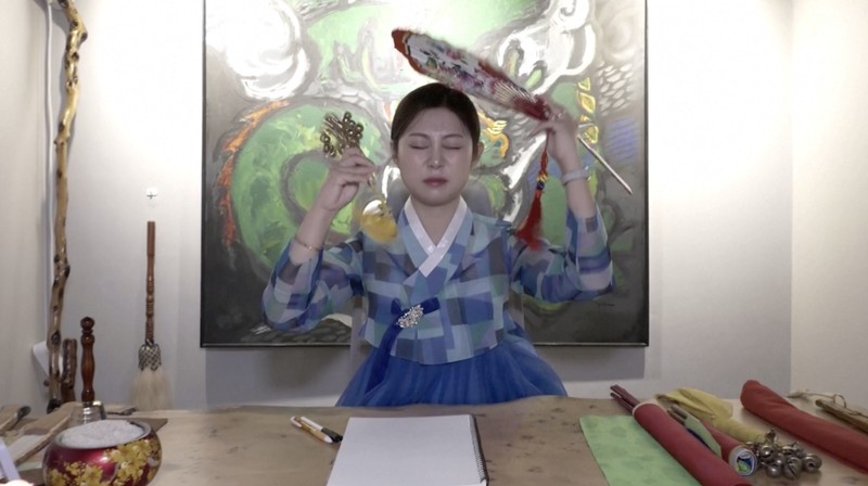 Lee Kyoung-hyun, dukun YouTuber populer, berpose untuk foto di salon dukunnya di Seoul, Korea Selatan, 13 Mei 2024. Lee Kyoung-hyun, dukun YouTuber populer, berpose untuk foto di salon dukunnya di Seoul, Korea Selatan, 13 Mei 2024. (REUTERS/Kim Soo-hyeon)