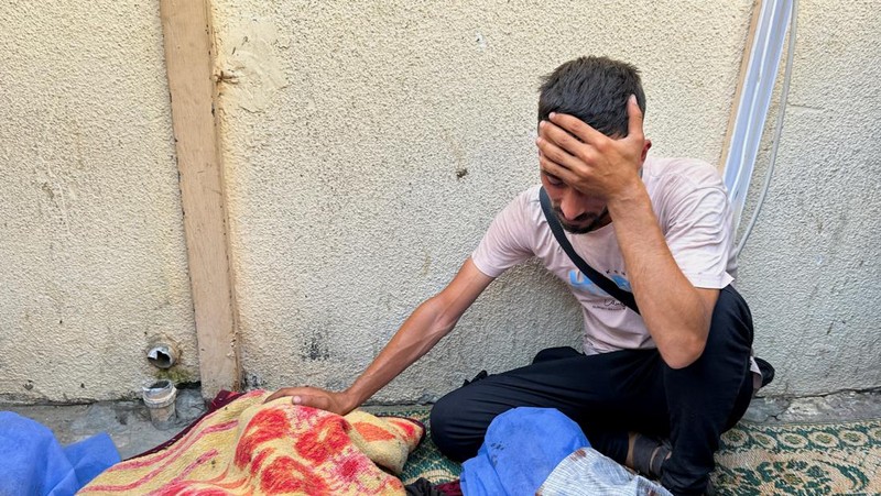 Asap mengepul menyusul serangan udara Israel, di tengah konflik Israel-Hamas, di kamp pengungsi Nuseirat, Jalur Gaza tengah, 8 Juni 2024. (REUTERS/Emad Abu Shawiesh)