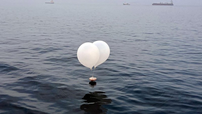 Sebuah balon yang membawa berbagai benda termasuk sampah, yang diyakini dikirim oleh Korea Utara, terlihat di laut lepas Incheon, Korea Selatan, 9 Juni 2024. (Yonhap via REUTERS)