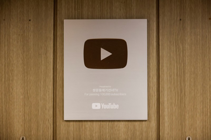 Lee Kyoung-hyun, dukun YouTuber populer, berpose untuk foto di salon dukunnya di Seoul, Korea Selatan, 13 Mei 2024. Lee Kyoung-hyun, dukun YouTuber populer, berpose untuk foto di salon dukunnya di Seoul, Korea Selatan, 13 Mei 2024. (REUTERS/Kim Soo-hyeon)