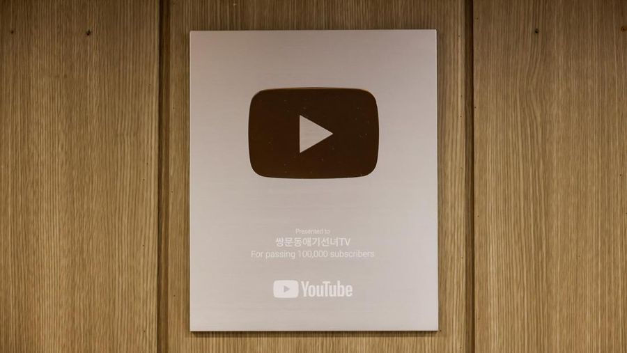 Lee Kyoung-hyun, dukun YouTuber populer, berpose untuk foto di salon dukunnya di Seoul, Korea Selatan, 13 Mei 2024. (REUTERS/Kim Soo-hyeon)