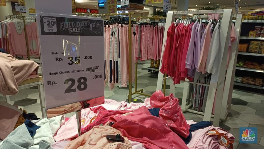 Sejumlah pengunjung melihat promo pakaian dalam diskon besar-besaran hingga 50% + 20% di Transmart Full Day Sale kembali hadir hari ini, Minggu (9/6/2024). (CNBC Indonesia/Martyasari Rizky)