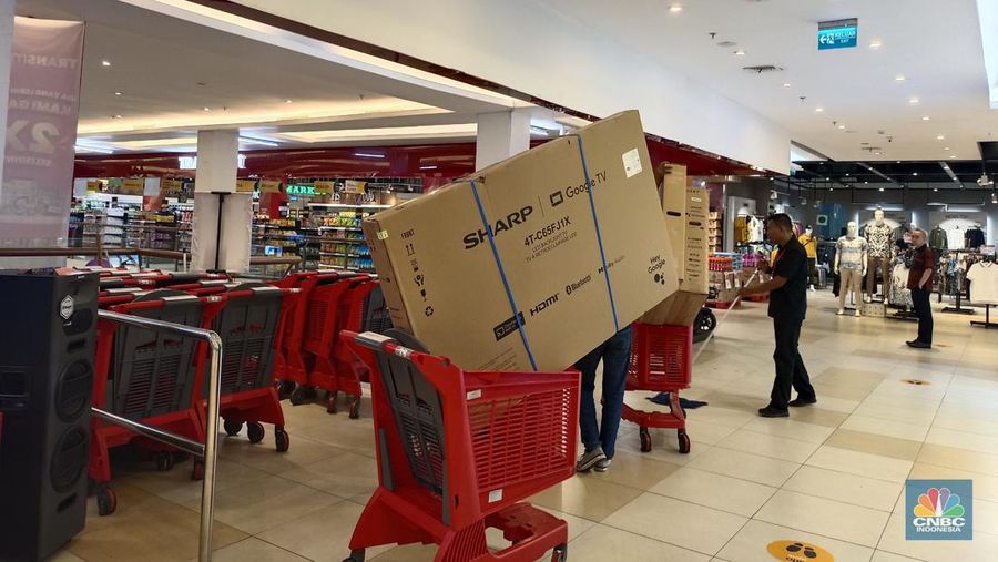 Sejumlah pengunjung memborong TV dalam gebyar diskon besar-besaran hingga 50% + 20% di Transmart Full Day Sale. (CNBC Indonesia/Martyasari Rizky)