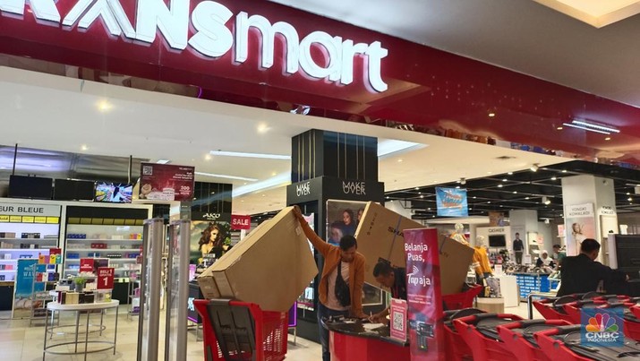 Sejumlah pengunjung memborong TV dalam gebyar diskon besar-besaran hingga 50% + 20% di Transmart Full Day Sale. (CNBC Indonesia/Martyasari Rizky)