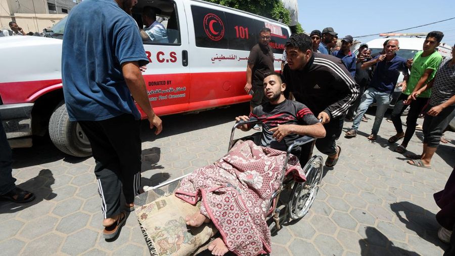Asap mengepul menyusul serangan udara Israel, di tengah konflik Israel-Hamas, di kamp pengungsi Nuseirat, Jalur Gaza tengah, 8 Juni 2024. (REUTERS/Emad Abu Shawiesh)