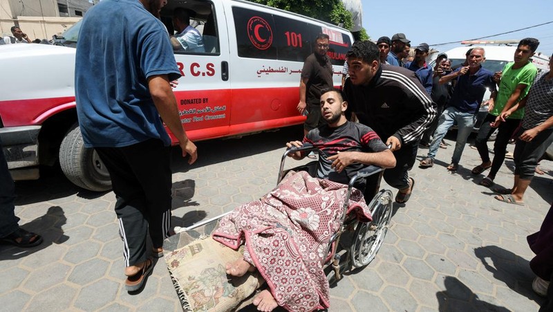 Asap mengepul menyusul serangan udara Israel, di tengah konflik Israel-Hamas, di kamp pengungsi Nuseirat, Jalur Gaza tengah, 8 Juni 2024. (REUTERS/Emad Abu Shawiesh)