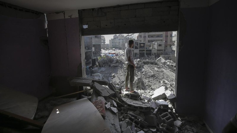 Asap mengepul menyusul serangan udara Israel, di tengah konflik Israel-Hamas, di kamp pengungsi Nuseirat, Jalur Gaza tengah, 8 Juni 2024. (REUTERS/Emad Abu Shawiesh)