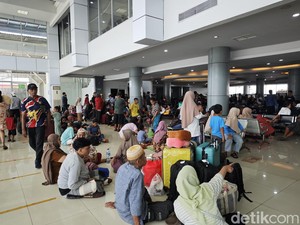 Penumpang KM Umsini Akan Tertahan 2 Hari di Makassar, Tunggu Kapal Pelni Lain