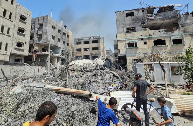 Asap mengepul menyusul serangan udara Israel, di tengah konflik Israel-Hamas, di kamp pengungsi Nuseirat, Jalur Gaza tengah, 8 Juni 2024. Asap mengepul menyusul serangan udara Israel, di tengah konflik Israel-Hamas, di kamp pengungsi Nuseirat, Jalur Gaza tengah, 8 Juni 2024. (REUTERS/Emad Abu Shawiesh)