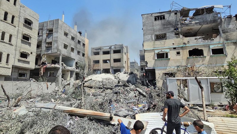 Asap mengepul menyusul serangan udara Israel, di tengah konflik Israel-Hamas, di kamp pengungsi Nuseirat, Jalur Gaza tengah, 8 Juni 2024. (REUTERS/Emad Abu Shawiesh)