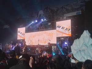 Nostalgia 90-an, The Groove-Color Me Badd Hangatkan Bintaro yang Bersalju