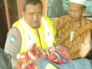 Bayi Perempuan Hidup Ditemukan Dalam Ember Bekas Cat Tembok di Jember