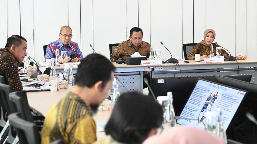 Direktur Utama Pertamina Nicke Widyawati saat memberikan pemaparan pada Rapat Umum Pemegang Saham (RUPS) Tahunan Pertamina di Lantai 21 Kementerian BUMN, Jakarta, Senin (10/06/2024). (Dok: Pertamina)