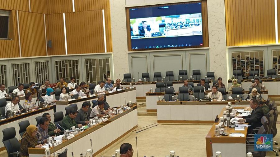 DPR RI memanggil Kepala Badan Pangan Nasional (Bapanas) Arief Prasetyo Adi dan Direktur Utama Perum Bulog Bayu Krisnamurthi beserta jajarannya untuk menghadiri Rapat Dengar Pendapat (RDP) bersama Komisi IV DPR RI hari ini, Senin (10/6/2024). (CNBC Indonesia/Martyasari Rizky)