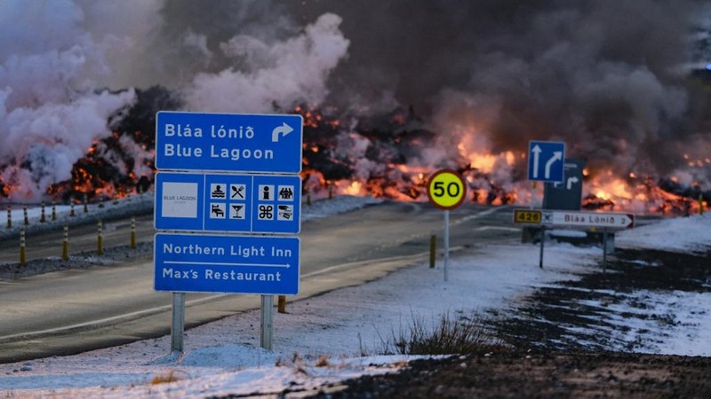 Erupsi gunung berapi dari kawah Sundhnukagigar di barat daya Islandia telah memuntahkan lahar yang mencapai jalan raya dari kota terdekat, Grindavikurvegur, pada hari Minggu, (9/6). Luapan lahar memicu otoritas setempat untuk menutup resor panas bumi ternama di Islandia, Blue Lagoon. (AP Photo/Marco di Marco)