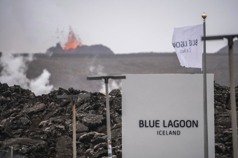 Erupsi gunung berapi dari kawah Sundhnukagigar di barat daya Islandia telah memuntahkan lahar yang mencapai jalan raya dari kota terdekat, Grindavikurvegur, pada hari Minggu, (9/6). Luapan lahar memicu otoritas setempat untuk menutup resor panas bumi ternama di Islandia, Blue Lagoon. (AFP/KRISTINN MAGNUSSON) Erupsi gunung berapi dari kawah Sundhnukagigar di barat daya Islandia telah memuntahkan lahar yang mencapai jalan raya dari kota terdekat, Grindavikurvegur, pada hari Minggu, (9/6). Luapan lahar memicu otoritas setempat untuk menutup resor panas bumi ternama di Islandia, Blue Lagoon. (AFP/KRISTINN MAGNUSSON)