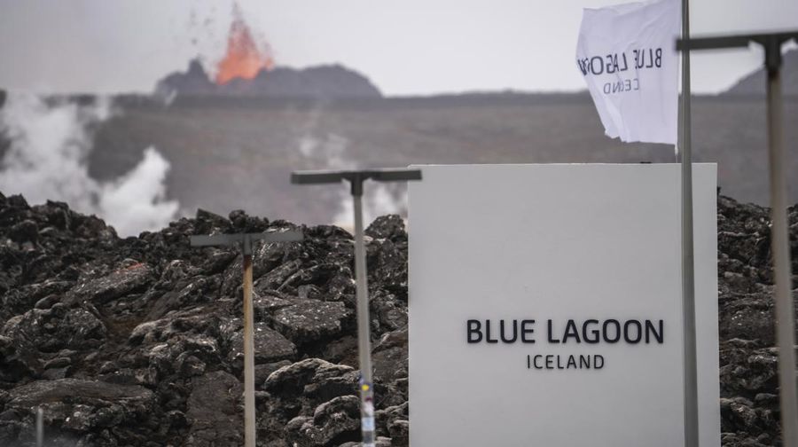 Erupsi gunung berapi dari kawah Sundhnukagigar di barat daya Islandia telah memuntahkan lahar yang mencapai jalan raya dari kota terdekat, Grindavikurvegur, pada hari Minggu, (9/6). Luapan lahar memicu otoritas setempat untuk menutup resor panas bumi ternama di Islandia, Blue Lagoon. (AP Photo/Marco di Marco)